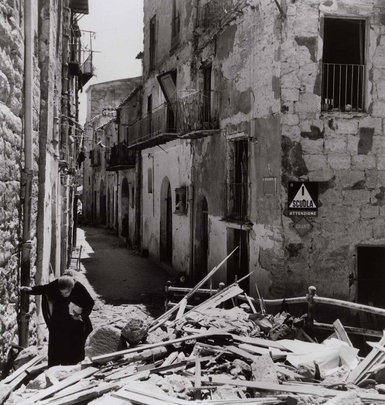 Anziana donna tra le rovine di Agrigento, 17-18 luglio 1943. Fotografia di Robert Capa © International Center of Photography/Magnum  – Collezione del Museo Nazionale Ungherese 