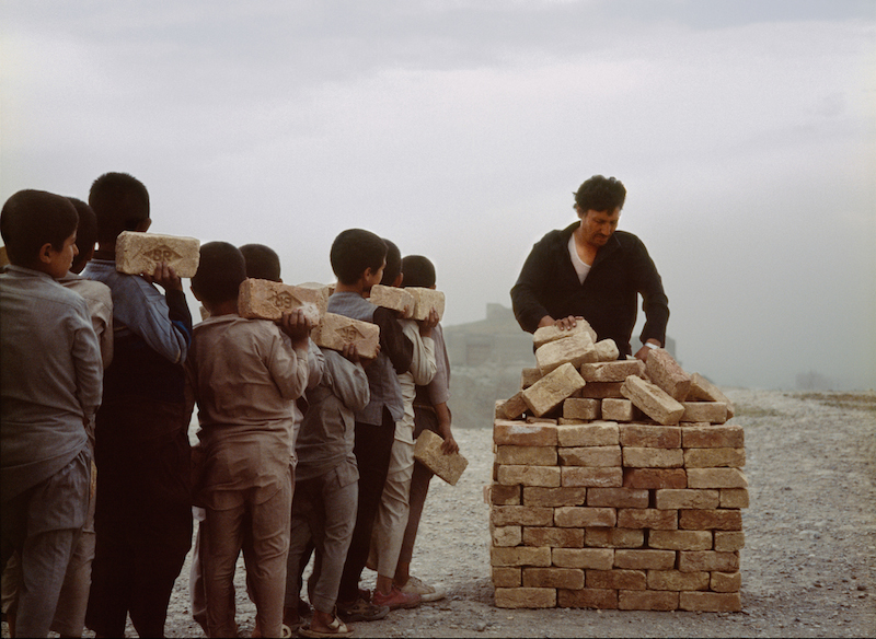 Lida Abdul Bricksellers of Kabul, 2006 16mm film trasferito in dvd  6'00'' Collezione La Gaia Courtesy Giorgio Persano Torino  