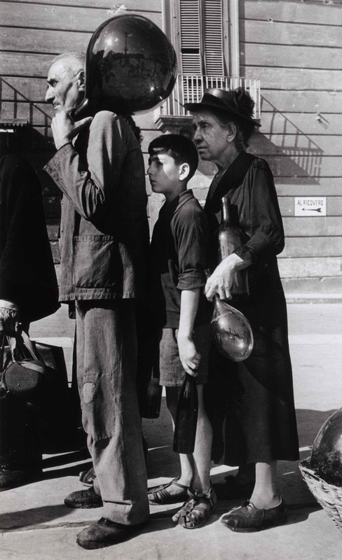 In coda per l'acqua in una via di Napoli, ottobre 1943. Fotografia di Robert Capa © International Center of Photography/Magnum  – Collezione del Museo Nazionale Ungherese 