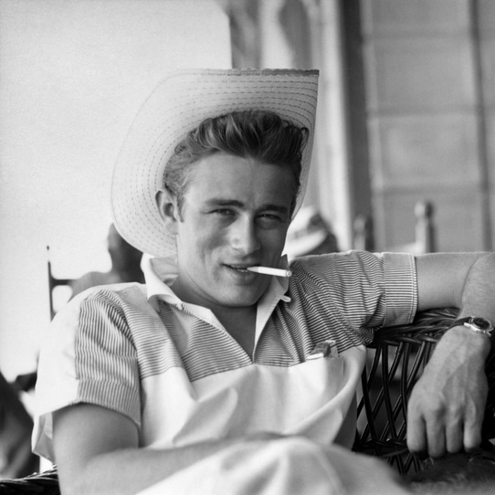 James Dean photographed on the set of the film "Giant" in 1955 © Sid Avery/mptvimages.com