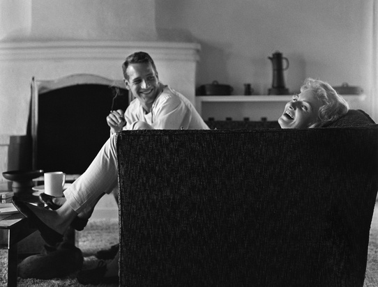  Paul Newman and Joanne Woodward at their Beverly Hills home in 1958 © Sid Avery/mptvimages.com 