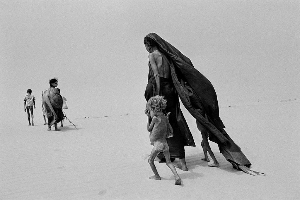 Sahel, 1984. © Sebastião Salgado/Amazonas Image/Contrasto
