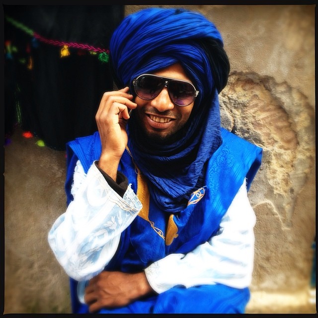2014-04-09_A Moroccan man dressed in the traditional blues of the Tuareg talks on his mobile, inside the souk of Essaouria, Morocco_Ph. Tara Todras-Whitehill