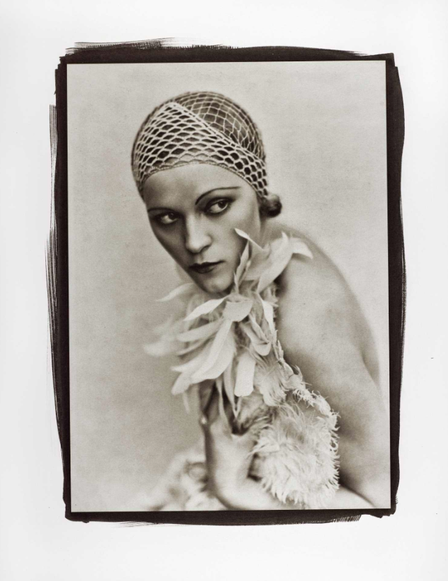 W. Wulz, Ritratto di donna, 1930, stampa moderna al platino/palladio W. Wulz, Portrait of a woman, 1930, modern print in platinum/palladium
