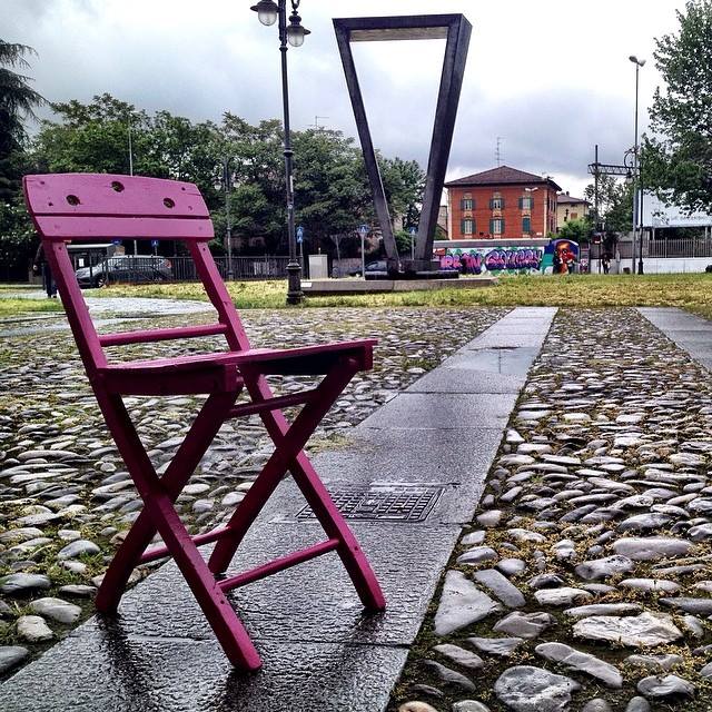 Una delle sedie rosa che indicano i luoghi in cui poter trovare le mostre 