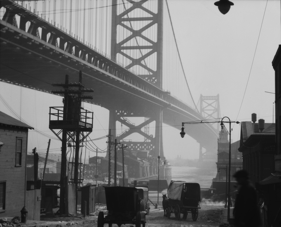 Delaware Bridge, Filadelphia, Pennsylvania, Stati Uniti, 1926 Stampa originale, gelatina ai Sali d’argento © E.O. Hoppé Estate Collection / Curatorial Assistance