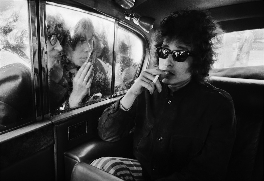 ©BARRY FEINSTEIN PHOTOGRAPHY. All rights reserved, Bob Dylan, Fans looking in limo, London, 1966 
