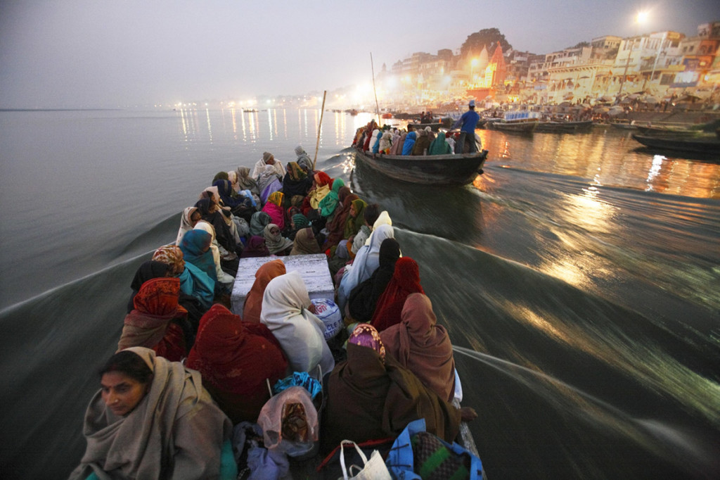 Partenza per il pellegrinaggio di Pancha Koshi, che comprende la visita a cinque templi dedicati a Shiva e ubicati nelle vicinanze di Benares  Benares, India 2005 © Kazuyoshi Nomachi 