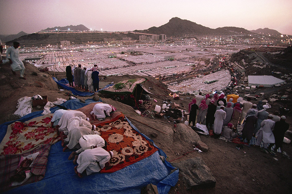 I pellegrini recitano il Maghrib dopo il tramonto nella tendopoli di Mina, allestita per accoglierli durante l’Hajj La Mecca, Arabia Saudita 1995 © Kazuyoshi Nomachi 