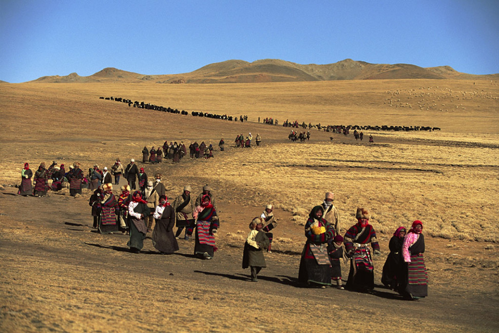 Durante la celebrazione del Lhabab Duchen, i pellegrini camminano intorno a una collina sulla quale si erge uno stupa Tibet, Cina 1991 © Kazuyoshi Nomachi 