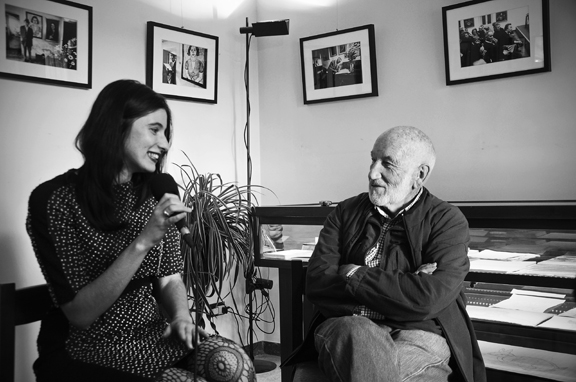 Gianni Berengo Gardin intervistato dalla curatrice Giulia Morelli - Foto Nicolo Cecchella