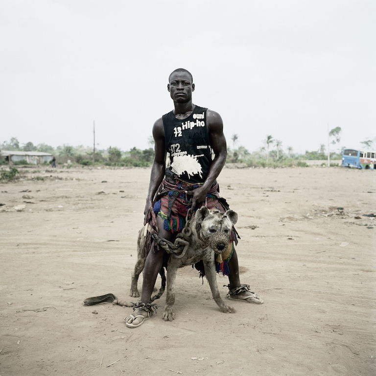 Pieter Hugo, Jatto with Mainasara, Ogere-Remo, Nigeria, 2007 dalla serie “Gadawan Kura – The Hyena Men Series II”. Courtesy l’artista - Collezione Fondazione Cassa di risparmio di Modena