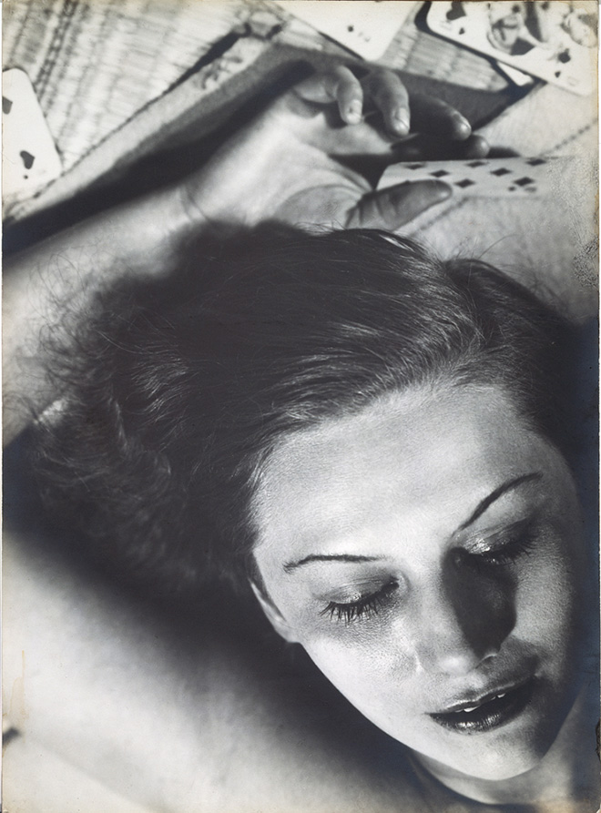 Femme aux cartes, 1930, cm 39 x 28,5 Credits: Florence Henri © Galleria Martini & Ronchetti
