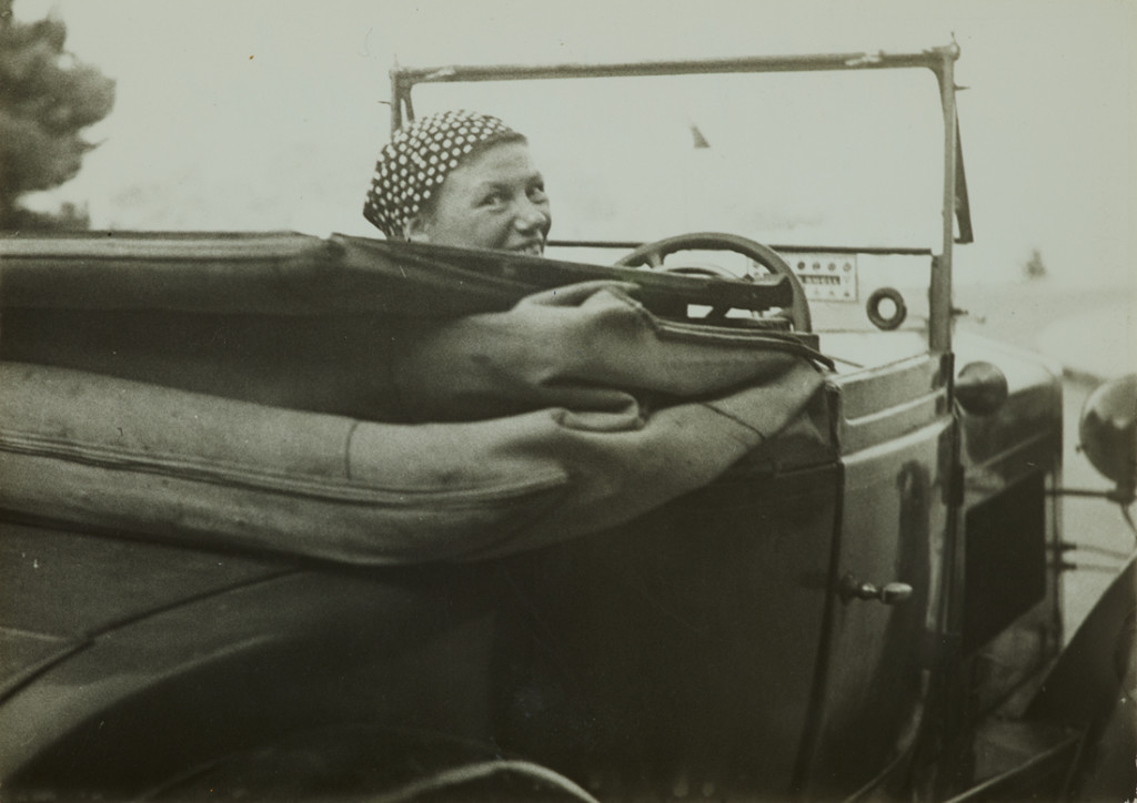 Germaine Krull dans sa voiture, Monte-Carlo 1937 Anonyme Tirage gélatino-argentique, 13 x 18,3 cm. Museum Folkwang, Essen. © Estate Germaine Krull, Museum Folkwang, Essen