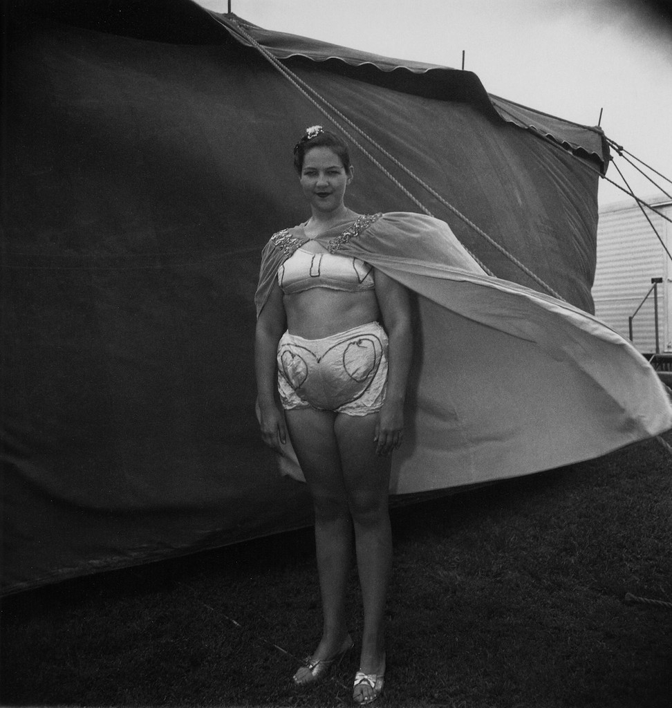 DIANE ARBUS Girl in her circus costume, MD, 1970 © The Estate of Diane Arbus LLC, courtesy M. & E. Woerdehoff von Graffenried, Paris
