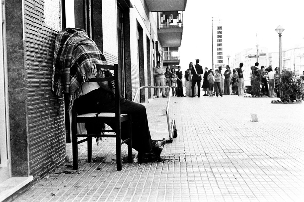 LETIZIA BATTAGLIA Omicidio sulla sedia, Palermo 1975 © Letizia Battaglia 
