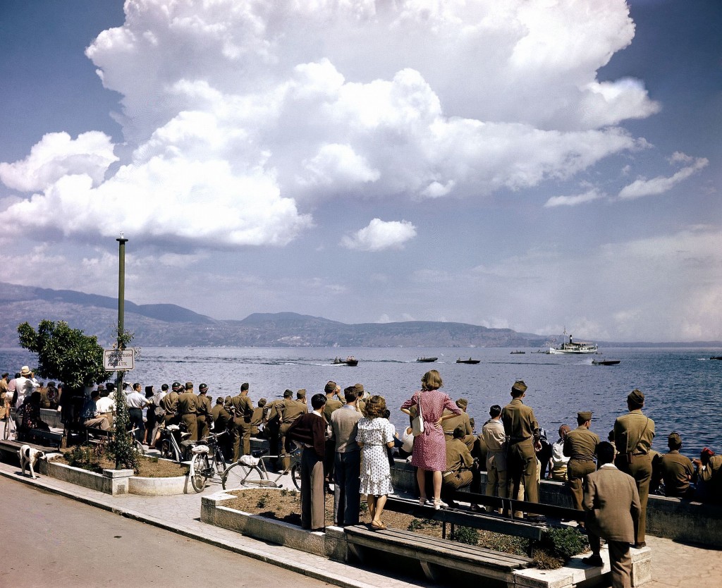 Inv. 111 – C – 1600 - Cessate le ostilità, soldati americani e civili italiani assistono a una gara motonautica, Gardone, Lago di Garda, luglio 1945. Motor boat races at Gardone, Italy, an fourth of July, with soldiers watching the water carnival on Lake Garda. A large boat seen in the background is the excursion boat, which was used by the judges at the races. July 1945.