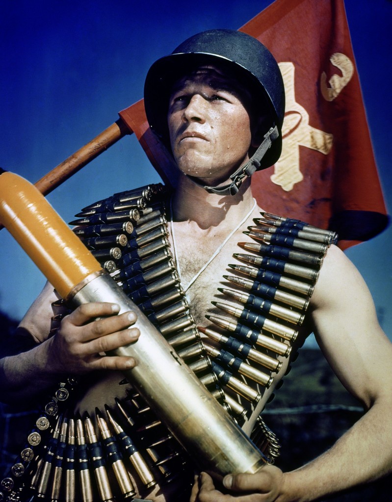 Inv. 111 – C – 4648 - Un soldato statunitense in posa con le cartuccere e il vessillo dell’Artiglieria. A U.S. Army soldier draped with rifle bullets. 