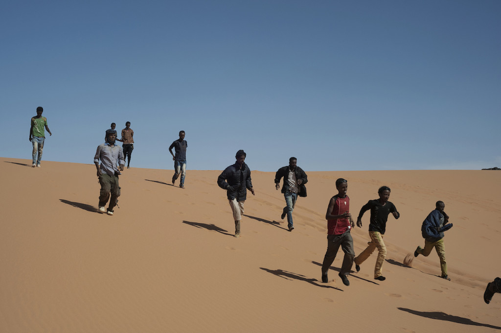 Ottantacinque profughi, provenienti dal Sudan e diretti in Libia, attraversano il Sahara affrontando un viaggio di oltre tre giorni senza acqua né viveri. Deserto del Sahara, frontiera libico-egiziana, 18 maggio 2014. © Giulio Piscitelli/Contrasto