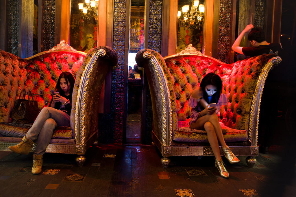 Shanghai (Cina), ragazze all'ingresso della discoteca Phebe.