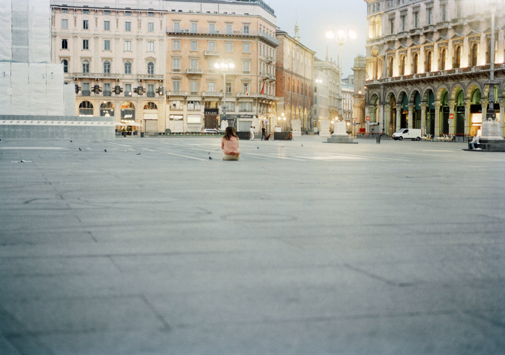 Marina Ballo Charmet Piazzaduomo 2011.Stampa a colori da negativo.Sequenza di 7 foto cm 24,3x37 cad.5-7