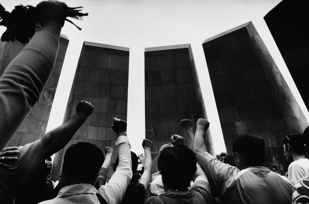 L’arrivo dei manifestanti al Memoriale del ricordo di Yerevan, nella giornata del 24 aprile 2008.