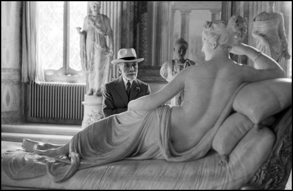 David Seymour, Bernard Berenson osserva la statua di Paolina Borghese di Antonio Canova alla Galleria Borghese di Roma. Roma, 1955 © David Seymour / Magnum Photos