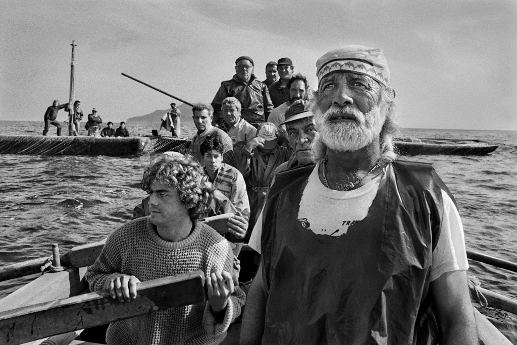 Sebastião Salgado, Gli equipaggi, condotti dal rais, si radunano all’alba per dare inizio alla mattanza. Trapani, 1991 © Sebastião Salgado / Amazonas Images