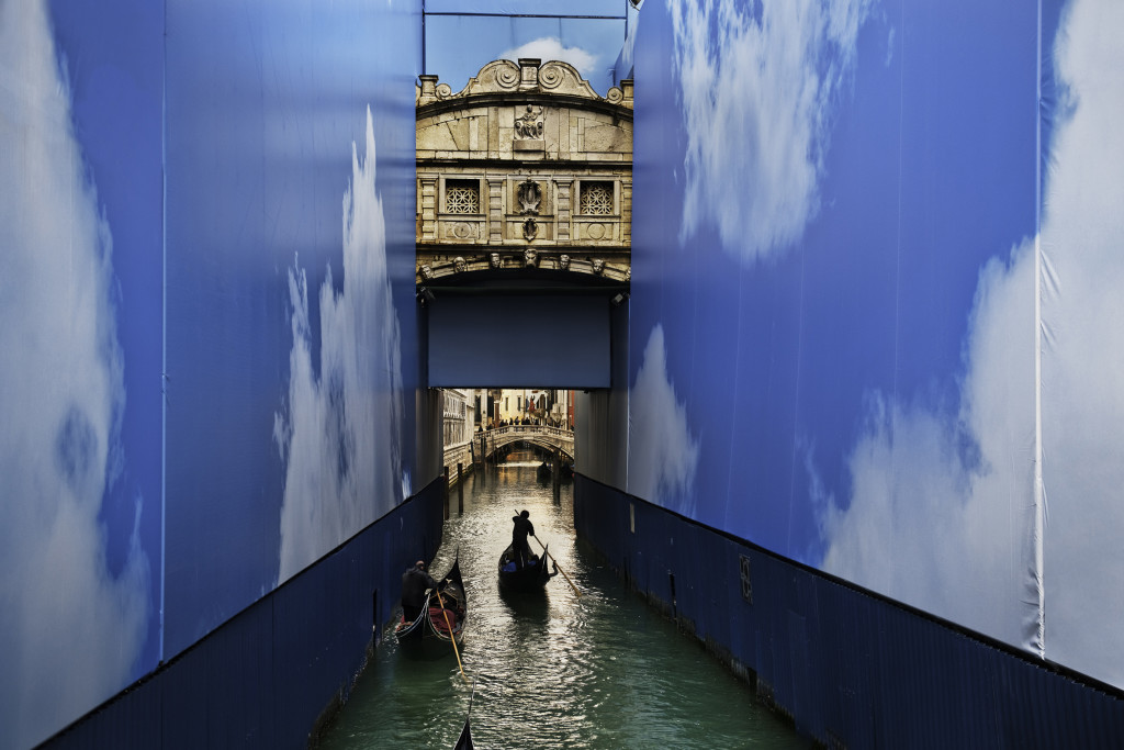 Steve McCurry, Gondole in un canale. Venezia, marzo 2011 © Steve McCurry final print_MACRO'11 retouched_Sonny Fabbri 08/19/2013