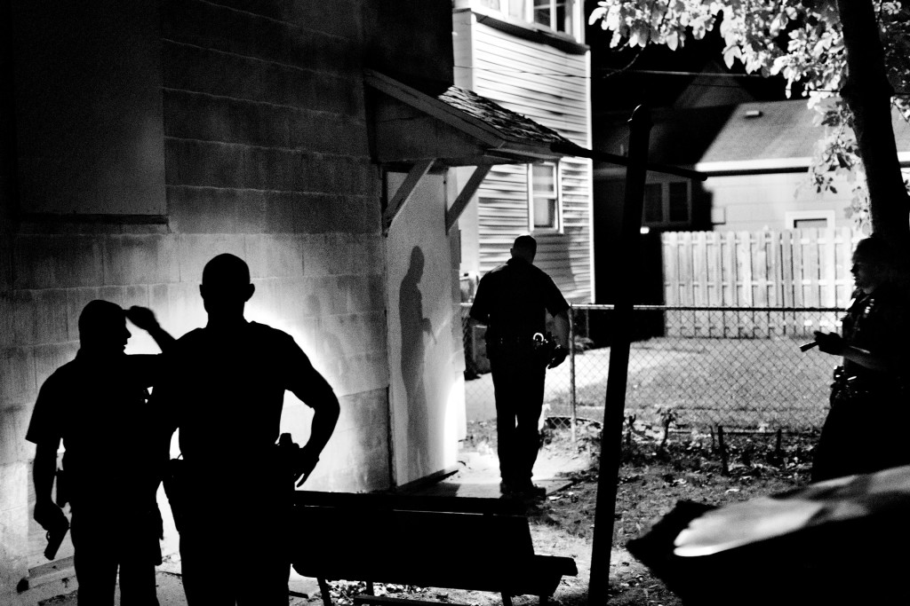 Diversi agenti di polizia perquisiscono una casa alla ricerca di un sospetto armato Northeast Rochester, NY. U.S.A. 2012  © Paolo Pellegrin