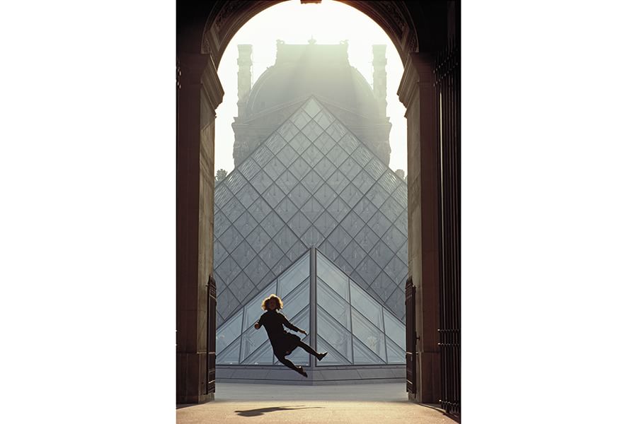 James L. Stanfield Parigi, Francia | 1989 Il fotografo Jim Stanfield sintetizza le celebrazioni per il bicentenario della rivoluzione in questo elaborato scatto di una ragazza che salta battendo i tacchi davanti alle piramidi di vetro del Louvre.