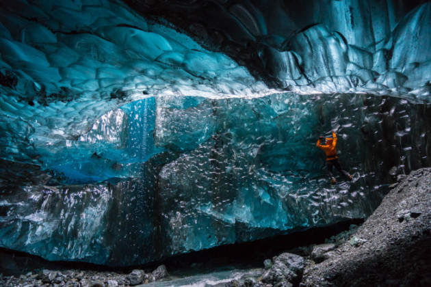 Le meraviglie inesplorate delle grotte di ghiaccio islandesi