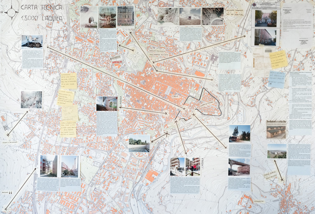 01 mappa “Onorevole Signor Sindaco e Signori della giunta. In un momento, in cui sotto l’ansia dubbiosa della paura, l’anima della Citta  nostra si agitava per la ricerca di un asilo che la difendesse piu  sicuramente dalle conseguenze terribili del terremoto, e nella mente di ciascuno si alternavano i progetti piu  strani e piu  illogici, d’abbandono definitivo della nostra terra alla creazione di case di legno, che solo un eccesivo panico poteva giustificare (...) La nostra Citta , dopo il terribile terremoto del 1703, che la colpi  tanto duramente, risorse per valore e tenacia della sua gente (...) Non casupole di legno, né modeste abitazioni essa contrapposte al terremoto che continuamente abbatteva, ma palazzi sontuosi e monumen- ti, case ottimamente costruite, anzi ammaestrate dai passati cataclismi, oriento  i propri fabbricati in tale posizione che dall’investimento dell’onda sismica avessero a soffrire nel minor grado. (...) Pensare al decentramento e fare offesa ad ogni principio di logica e di progresso”. Relazione e proposte della commissione per il terremoto. L’Aquila, novembre 1915.