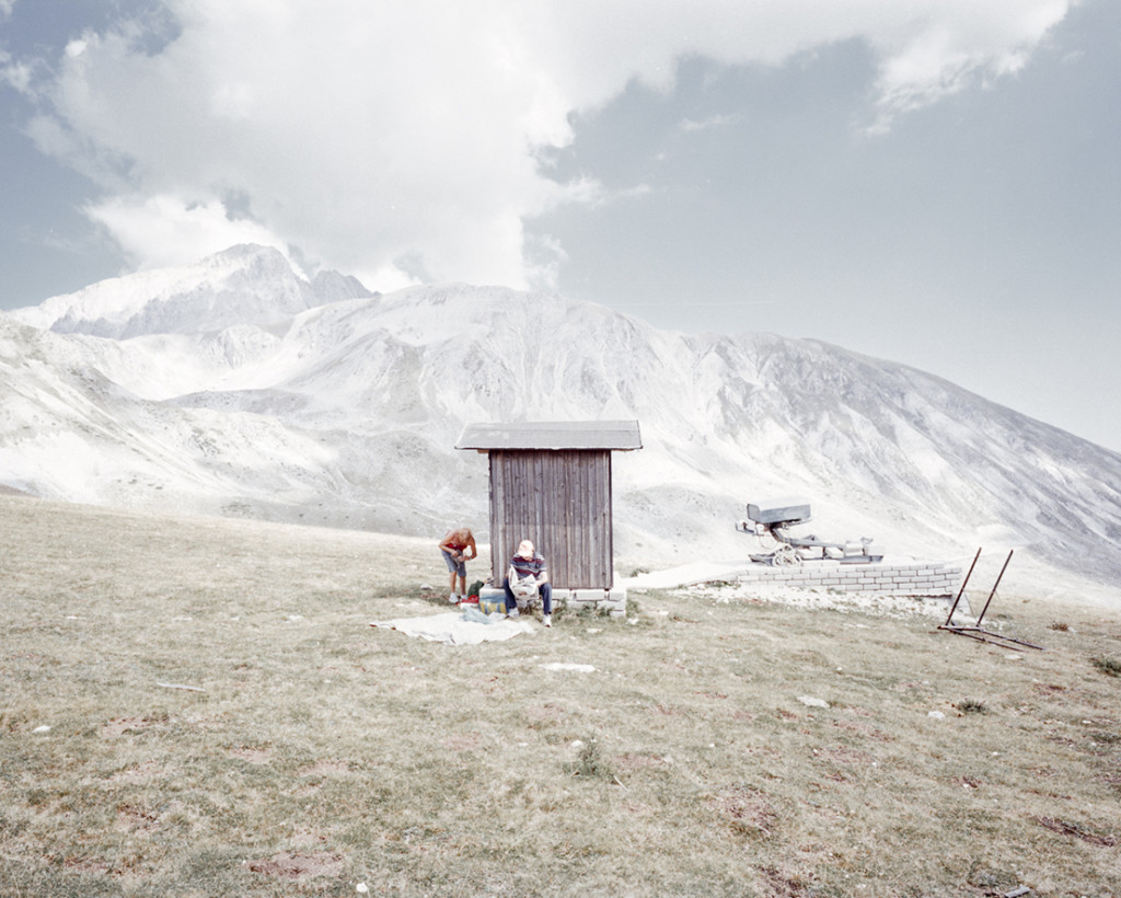 A Campo imperatore vi e  l’albergo, dove Benito Mussolini fu tenuto prigioniero dal 28 agosto al 12 settembre 1943. Il blitz, coordinato dal capitano tedesco Otto Skorzeny, sarebbe poi passato alla storia come Operazione Quercia. Luogo tuttora raggiungibile solo tramite la funivia che parte da Fonte Cerreto e, solo d’estate, con l’auto lungo la Statale 17bis che, se bloccata a valle, rende inviolabile l’altopiano. Un luogo facilmente difendibile e difficile da raggiungere. Questa caratteristica unica deve aver fatto balenare l’idea (poi tra- montata) alla delegazione Americana per il G8, di istallare il quartier generale di Barack Obama a 2.000 metri di quota sul Gran Sasso, nell’ex prigione del duce.