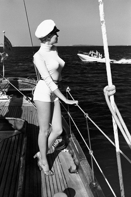 Helmut Newton Winnie off the coast of Cannes, 1975 from the series White Women © Helmut Newton Estate