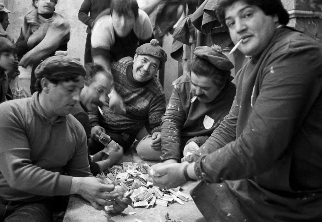 La conta Dopo la Processione dei Misteri gli uomini contano i soldi delle offerte Trapani, 1992 Courtesy Letizia Battaglia