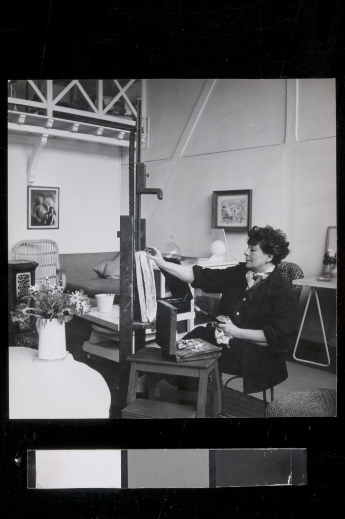 Florence Henri nel suo studio fotografata da Willy Maywald, Parigi, 1952