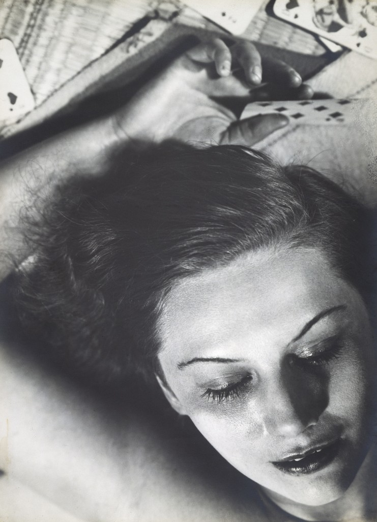 Femme aux cartes, 1930 © Florence Henri