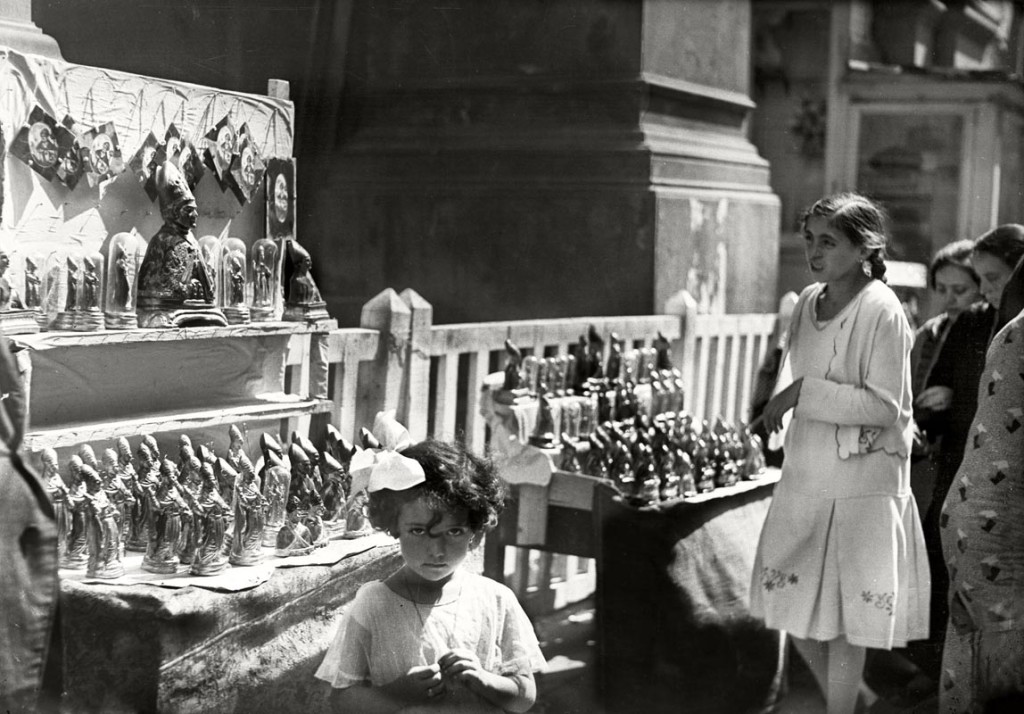 Festa di San Gennaro, bambina davanti a una bancarella con statuette del santo  Studio Troncone, anni Trenta © Stefano Fittipaldi, Archivi Parisio e Troncone, Napoli 