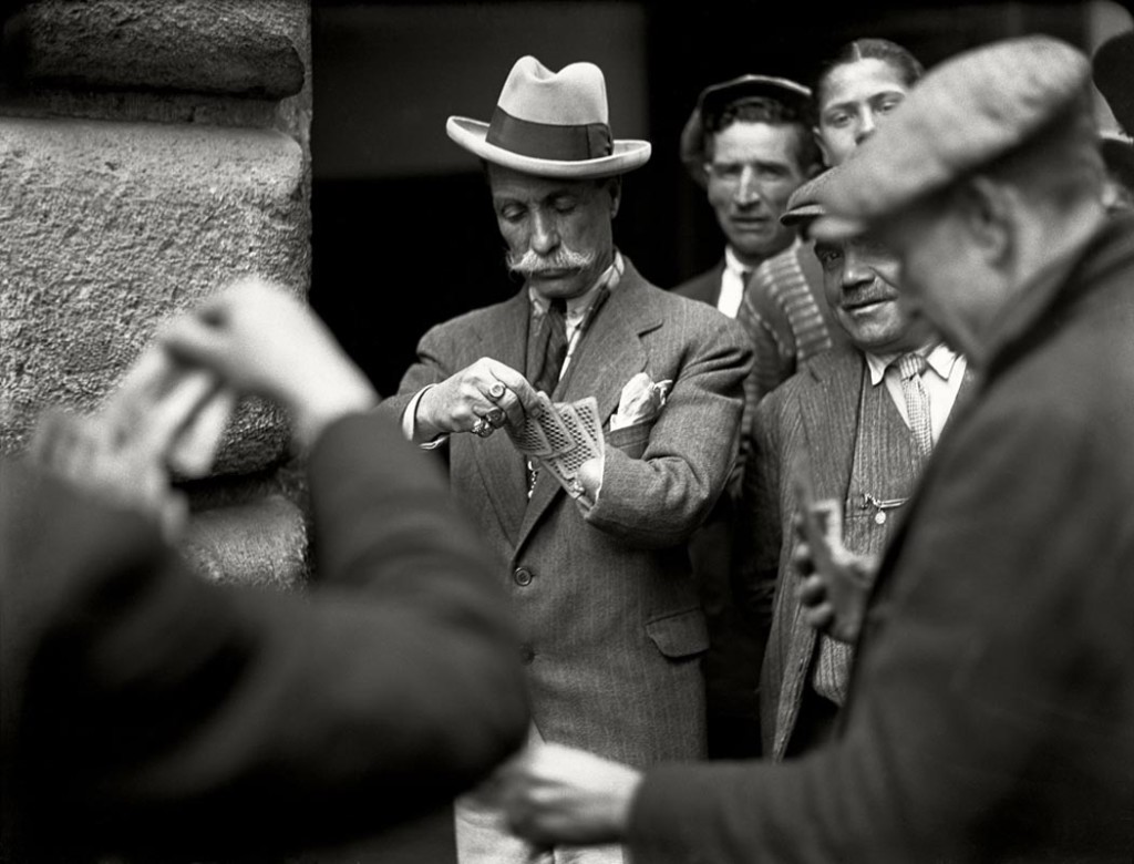 Gioco di carte per strada, giocatore con il moncherino Studio Troncone, anni Trenta © Stefano Fittipaldi, Archivi Parisio e Troncone, Napoli 