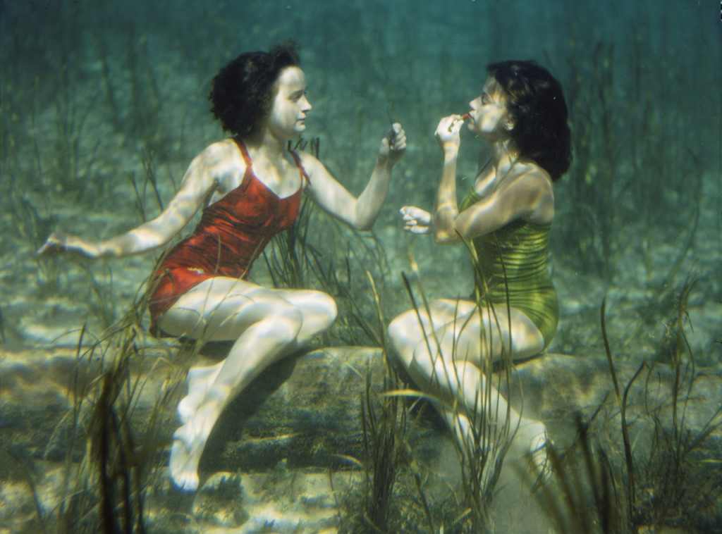 J. BAYLOR ROBERTS Stati Uniti 1944 Due nuotatrici si esibiscono mettendosi il rossetto sott'acqua a Wakulla Springs, vicino Tallahassee, in Florida. 