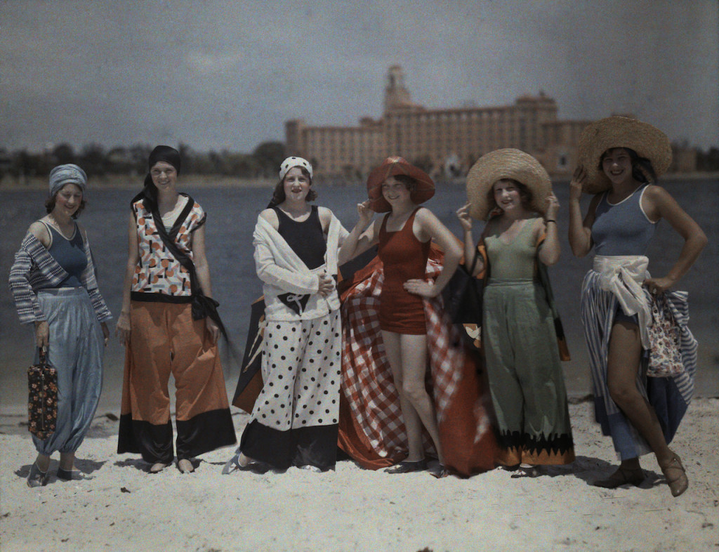 CLIFTON R.ADAMS Stati Uniti 1929 Donne in tenuta da spiaggia in posa sulla sabbia bianca della Florida. 