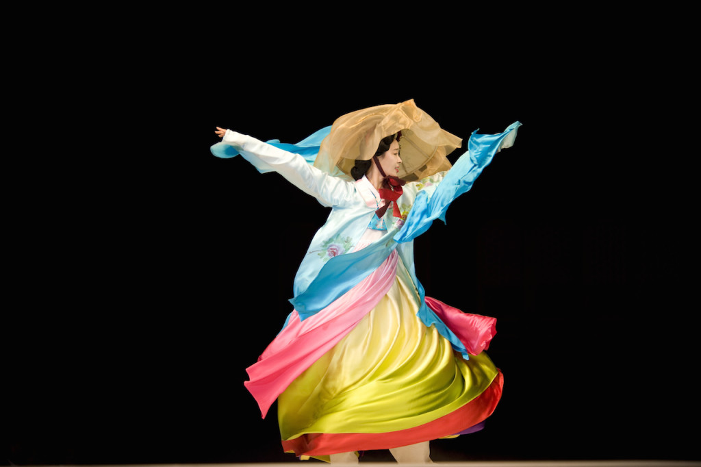 JODI COBB Corea del Sud 2009 Una modella vestita di seta danza alla sfilata di Hanbok.  South Korea 2009 A model dances at the Hanbok fashion show in silk fabric. 