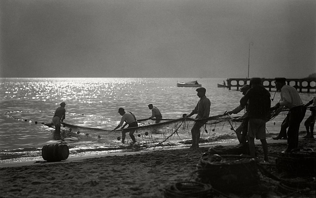 Pescatori a Mergellina Giulio Parisio, anni Trenta © Stefano Fittipaldi, Archivi Parisio e Troncone, Napoli 