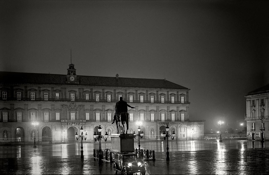 Piazza del Plebiscito di notte, statua equestre di Ferdinando I di Borbone e Palazzo Reale  Giulio Parisio, anni Trenta © Stefano Fittipaldi, Archivi Parisio e Troncone, Napoli 