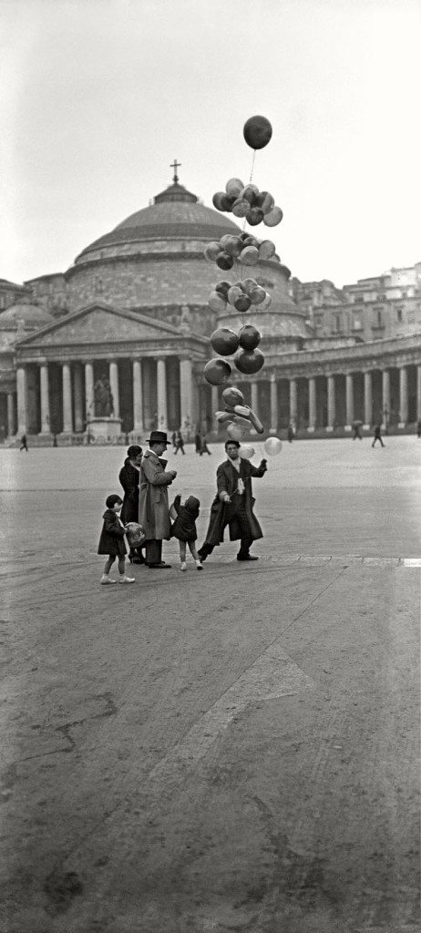 Scene di strada, venditore di palloncini in Piazza del Plebiscito Studio Troncone, anni Trenta © Stefano Fittipaldi, Archivi Parisio e Troncone, Napoli  