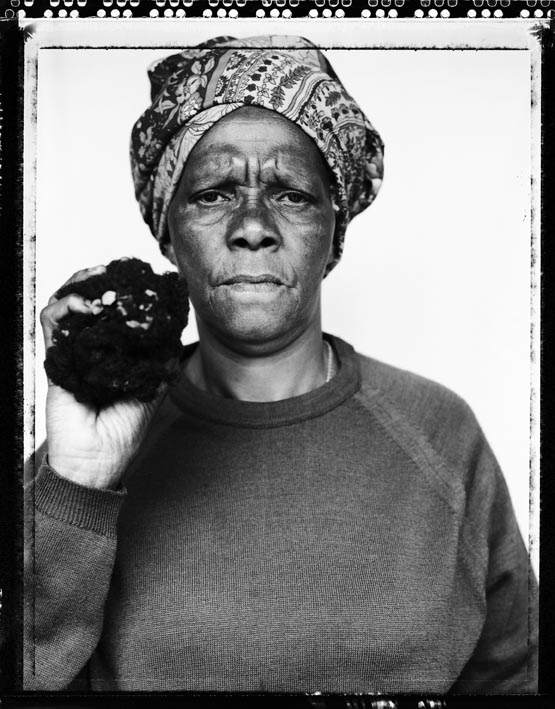 JILLIAN EDELSTEIN. Joyce Mtimkulu mostra i capelli del figlio avvelenato dalle forze di sicurezza sudafricane nel 1982. da Truth & Lies. © J. Edelstein/Camera Press (VISA D’OR FEATURE AWARD 1997). 