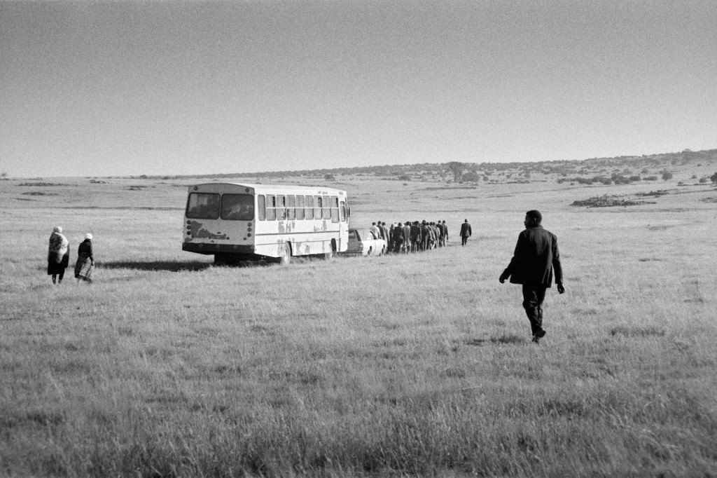 Santu Mofokeng, Comrade-Sister, White City Jabavu (c.1985)/ Easter Sunday Church Service (1996), © l’artista