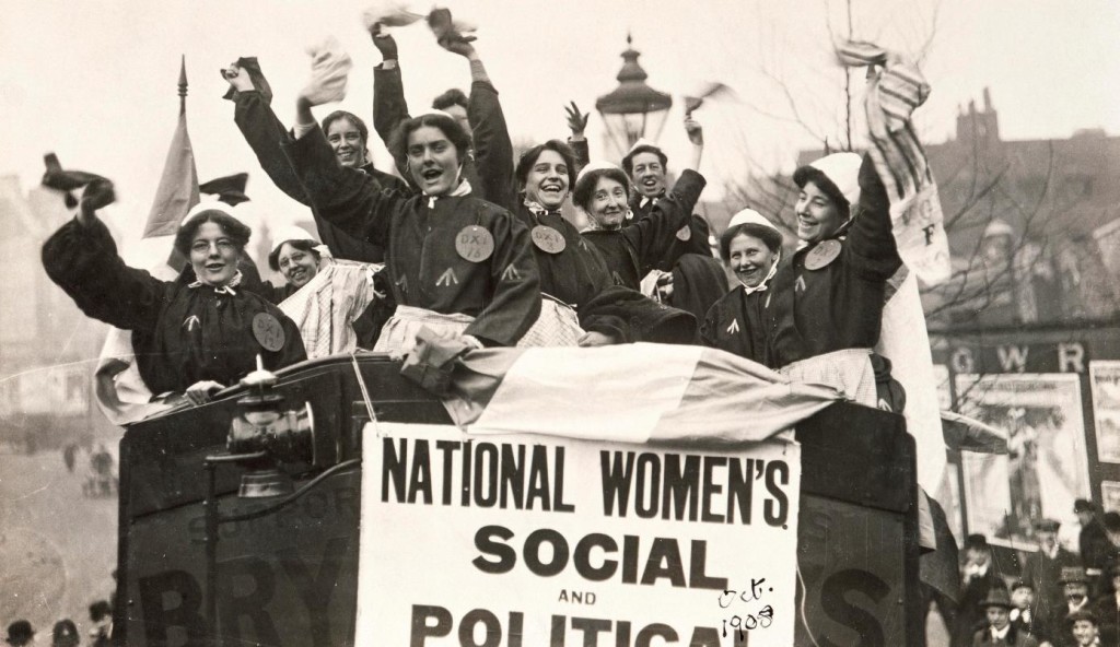 Suffragette in abiti carcerari dopo il rilascio. Fotografia di V. Davis, 1908, Heritage Images / A.G.F. 