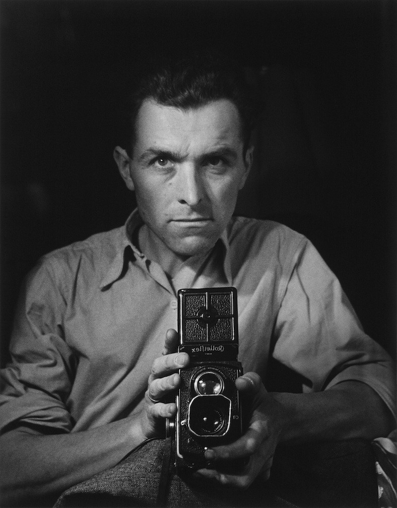 Autoportrait au Rolleiflex 1947 © Atelier Robert Doisneau 